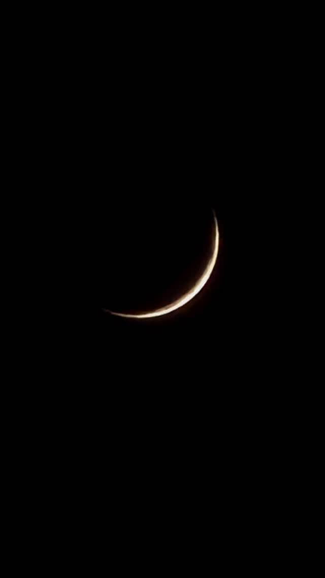 From the first shy crescent to her full luminious bloom. Transform is a slow luxury 🤍
#josannemark #caribbeandesigner #moonphotography #slowliving
