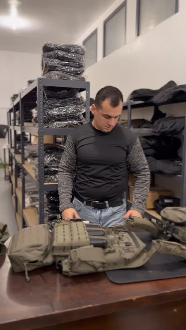 Aujourd’hui, nous testons notre nouveau modèle de sous-vêtement anti-couteau, équipé d’une doublure de protection sur les manches uniquement.
Conçu pour les besoins spécifiques des forces de sécurité et de défense, il assure une protection efficace des avant-bras, souvent les premières zones exposées lors d’une agression.
Le torse reste allégé, protégé par le gilet, pour garantir discrétion, ergonomie et liberté de mouvement.
Une alternative technique à l’UBAS anti-couteau, adaptée aux interventions où la mobilité et la discrétion sont primordiales.
#police #Armée #Douane #securite #policemunicipale #gendarmerie #penitancier #suge #emraarmement