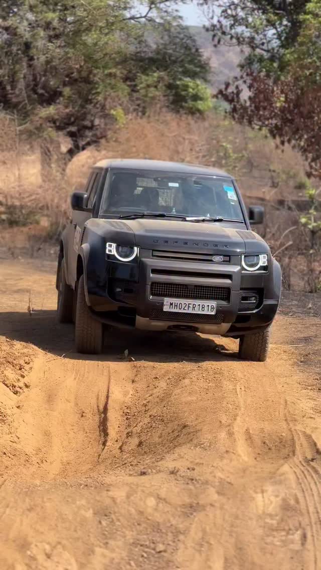 What are your thoughts on the electronics of this #bondedition Defender110?
No drama, just a silent assassin.
#learnoffroad #offroadjunkie #defender110