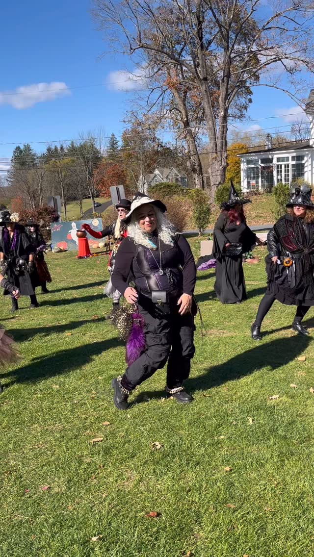 today we honor the witches…
women. in. total. control. of. herself. (and of course women identifying folx)
HAPPY HALLOWEENNNN! 🎃
You can come see these bass witches tomorrow, saturday, during a @abiggaymarket
They fly in around 12pm so don’t miss out !! 🧙♀️