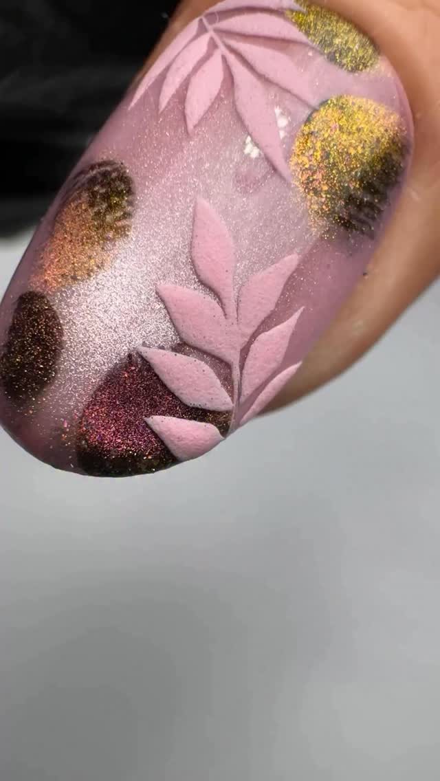 Day 6 of 30 Days of Nail Art is a throwback to this design from last year. ✨ #autumnnails #fallnails #pinknails #cateyenails