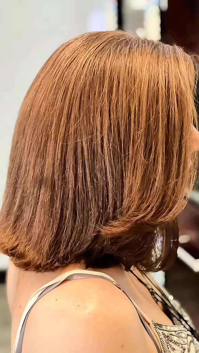 Fresh roots, fresh confidence! Michelle’s look is glowing after her root touch-up at Marrakesh Barber today. Ready to transform your style? Book your appointment and let us take care of you! 💇♀️✨ #MarrakeshBarber #RootTouchUp #bedfordview www.MarrakeshBarber.com