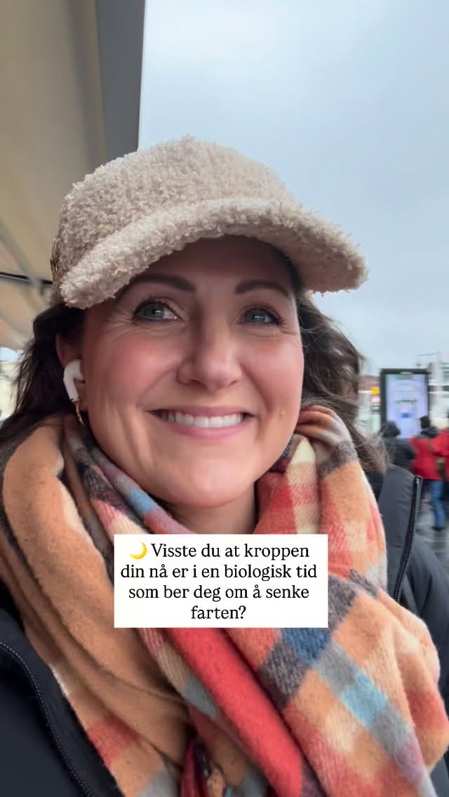 Visste du at kroppen din akkurat nå er i en biologisk fase
som ber deg om å senke farten? 🍂🌙✨
Når mørketiden kommer, går naturen i hvile.
Og vi er en del av den.
Det er ikke latskap — det er biologi.
Kroppen din trenger mer varme, mer ro, mer stillhet.
Kjenn etter et øyeblikk:
Har du lyttet til det?
Har du gitt deg selv det du trenger? ♥️
I går fikk jeg æren av å dele boka mi og tjenestene mine på
HER Meet & Connect i Oslo, og jeg ble så rørt.
Nye mennesker, nye muligheter, nye klienter –
og så mange som fikk øynene opp for boken Fra traumer til drømmer.
Alt jeg ønsker er at den skal være et stille rom du kan komme hjem til i en travel verden. ✨📚
Vi går nå inn i årets mest sårbare tid.
Men mørket er også en mulighet.
En invitasjon til å vende blikket innover.
Til å puste litt dypere.
Til å møte deg selv — med varme.
Hvis du kjenner at du trenger å roe ned nervesystemet,
få klarhet på veien videre eller rett og slett finne tilbake til deg selv,
så er du hjertelig velkommen til behandling hos meg.
✨ Bestill time her: hedvigsveum.no
Og vil du skape et mykere, tryggere rom i deg selv hjemme i sofakroken,
kan boken min få følge deg inn i vinteren.
📚 Bestill på Norli – link i bio.
Gi deg selv et øyeblikk i dag.
En pause.
En pust.
Du fortjener det. ♥️✨
💭 Spørsmål til deg:
Hva trenger kroppen din akkurat nå – helt ærlig?
#fratraumertildrømmer #mørketid #nervesystemet #healing #indrehelingsreise #frahjertet #forfatterliv #traumebevissthet #hvileerhelse #winterenergy #energiarbeid #skapelseskraft #norli #coachingnorge #healingnorge #herprogrammet #her #takknemlighet #livsreise #selvutvikling #bokglede #norcommunity #fotografelineikeworren #prosjektleder #nina_i-nor #redaktør #kristindelås #popcorndesign #tinaholt #norcommunity #norli