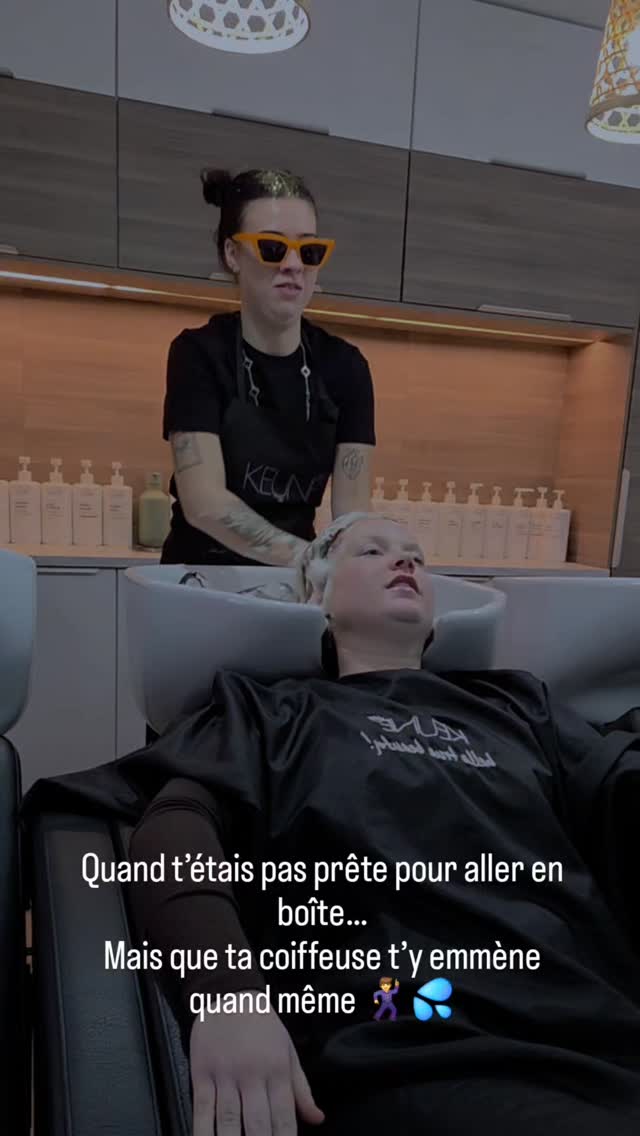 Quand Chloé transforme la zone shampoing…
💦 en soirée mousse privée 😂
!#TeamEspritCoiffure #SoiréeMousse #AmbianceSalon #CoiffeuseDeCompétition #FousRiresGarantis #SalonDeCoiffure #NoyellesGodault #MomentDétente #HairFun #CoiffeusePasCommeLesAutres #BonneHumeurAssurée