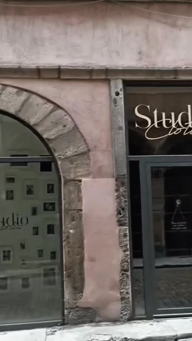 Avant que les sourires s’installent devant l’objectif, il y a la douceur des matins au studio ✨
@clelia_rtistique ouvre les portes du Studio Clotis Lyon et la magie commence 💄📸
#StudioClotis #Lyon