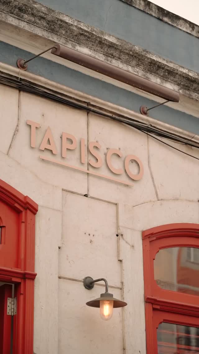 Tapas, petiscos, vermutes e cocktails. Sempre com aquele espírito descontraído de partilha.
—
Tapas, snacks, vermouth and cocktails. Always with that relaxed spirit of sharing.