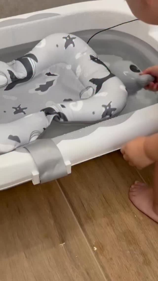 ¿Cuándo hacéis el baño con los peques, por la mañana o por la tarde? 🌞🌙
Muchos papis, como la familia de Mateo, prefieren hacerlo después del cole y del parque — así se relajan, cenan tranquilos y van directitos a dormir 😴
Descubre la bañera plegable con cojín, temómetro y regadera Buddy Baby, perfecta para esos momentos de calma antes de dormir.
buddybabyworld.com
#bañerabebé #rutinaNocturna #buddybaby #momentosdemimos #bañeraplegable #babycare #bebe
Do you bathe your little ones in the morning or in the evening? 🌞🌙
Many parents, like Mateo’s family, do it after school and playtime — it helps them relax, have a calm dinner, and drift off to sleep 😴
Discover the Buddy Baby foldable bathtub with cushion and shower, perfect for those cosy bedtime moments
buddybabyworld.com
#babybath #bedtimeroutine #buddybaby #bathtimefun #foldablebathtub #babycare