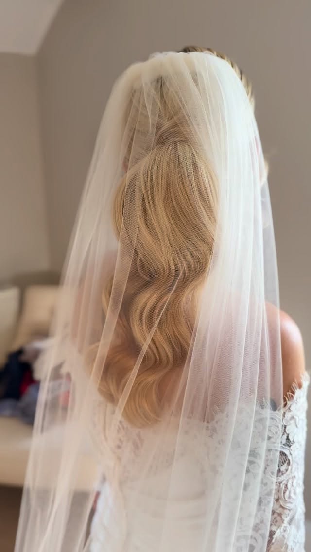 Beautiful Holly 😍
Biggest congratulations to @holly.annem who tied the knot on Saturday. I think everyone will agree, she looked bloody amazing!!!
Makeup by @nhmakeupandbeauty
#weddinghairbykirsty #bridalhair #weddinghair #hairgoals