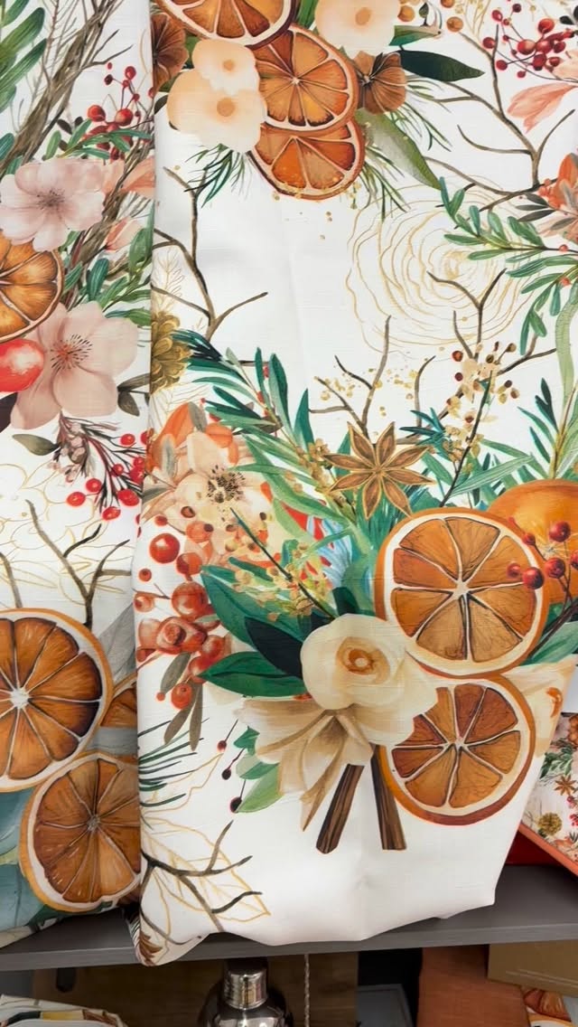 Dettagli che rendono la casa uno stile di vita. #MaisonSourcrèe #ideeregalo #accessoricasa #ilgialdostorico #cbconfezionitendaggi #tovaglie