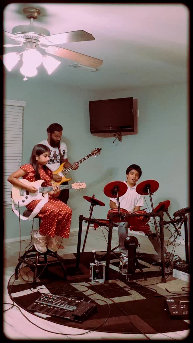 Who can guess this tune?? Musical adventures of Hyphen Mash and his students Loraxx and the Lukester!
•
#hyphenthazhath #loraxxandlukester #mohanlal #songs #mallu #kna #malayali #moviesong #musiclessonsforkids #musiclessons #learninganddevelopment #education #music #musicians #rockschool #hyphenmash