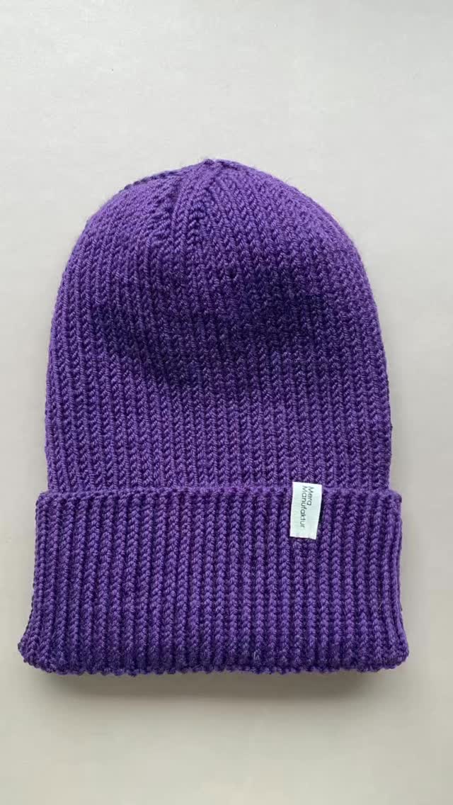 Unsere Mützen aus reiner Merinowolle –
für kleine Köpfe mit grossen Abenteuern.
Sanft zur Haut.
Mit Liebe gestrickt.
Gemacht, um lange zu begleiten.
#handmade #merinowolle #family #kindermütze#slowfashion #cozykids #winter2025 #nachhaltig #meramanufaktur #trend
#kidsfashion #handmadeforkids