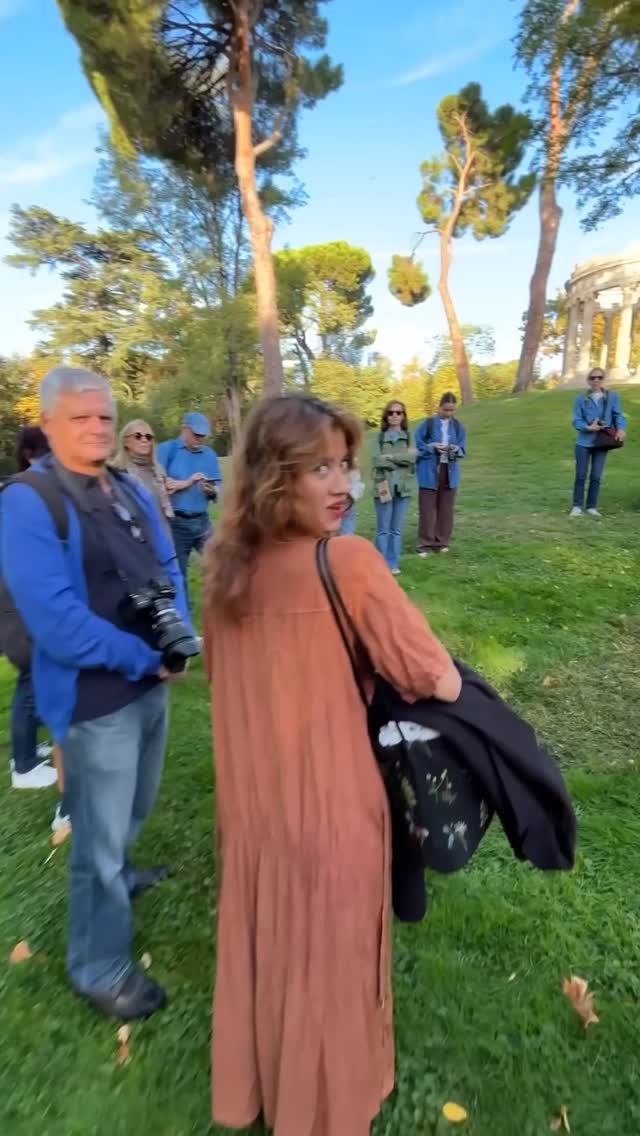VIDEOBLOG · Práctica con modelo en el parque “El Capricho”.
Arrancamos oficialmente el curso 2025-2026 con nuestra primera práctica fotográfica del año. Nos fuimos al Parque de El Capricho (Madrid) junto a nuestra modelo @nicolechica_ , para realizar una sesión donde el objetivo era dialogar con el entorno: integrar la figura humana en el paisaje, explorar la relación entre luz, gesto y espacio.
Esta práctica forma parte de nuestras actividades complementarias, totalmente gratuitas para los alumnos, que realizamos muchos sábados por la mañana. Son encuentros pensados para que los alumnos tengan siempre oportunidades de practicar, para fomentar las dinámicas en grupo y, sobre todo, para que sientan que no les dejamos ni un segundo sin cámara en mano.
Fue una jornada preciosa, con gran expectación y un grupo muy numeroso lleno de energía y ganas por empezar el curso.
#clasesdefotografia #tipsdefotografia #fotografia #shooting #aprendefoto