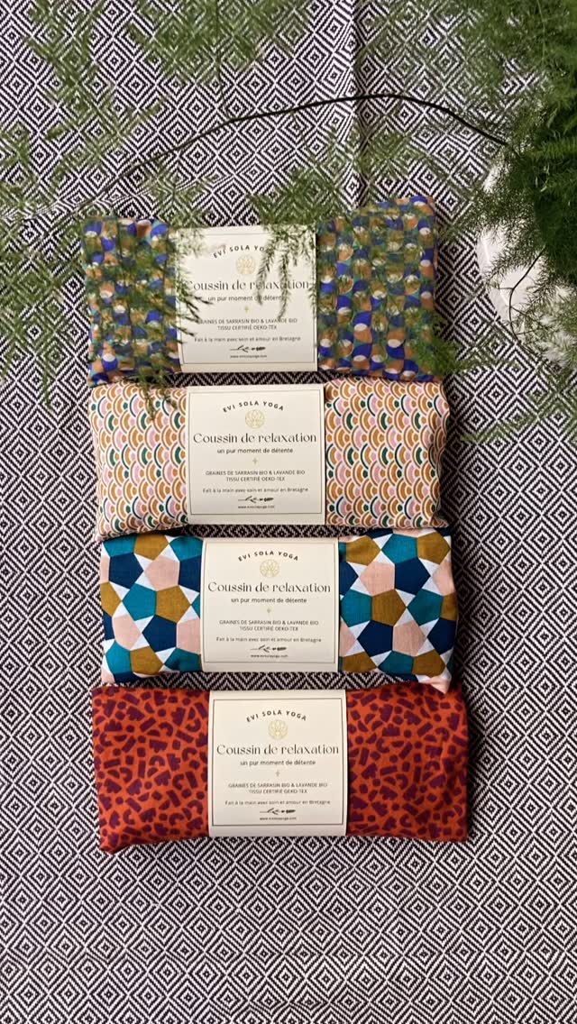 As-tu du mal à se détendre ? Ce coussin pour les yeux est fait juste pour vous. Il vous aidera à vous détendre et lâcher prise, même si cela n’est pas facile pour vous, relâcher la tension, tant musculaire que mentale.
« Je ne me suis jamais sentie aussi détendue aussi rapidement. C’est formidable, cet coussin est magique ! Il a un poids idéal, et son parfum de lavande est tout simplement divin. J’ai l’impression de fondre dans le sol. »
Les coussins de relaxation sont prêts! Tu veux un pour toi ou tes proches ?!
