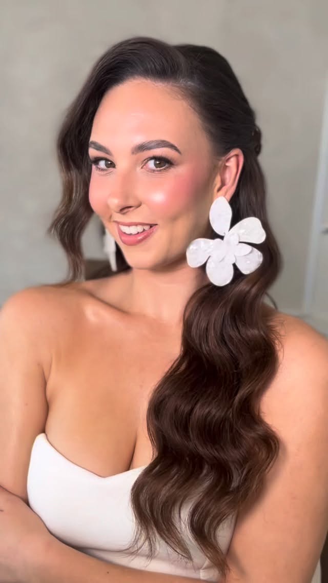From soft Hollywood waves to a romantic half up bun 💫
A bridal half up bun tutorial using clip-in extensions from @cliphairlimited for that extra volume and length.
Soft, romantic and effortless - one of my go to styles for modern brides ✨
Save this for your bridal hair inspo 💍
Model - @meggymaybridal
Make up artist - @hannahmaymakeupartist
.
.
.
#bridalhairstylist #bridetobe #bridalhair #trendingbridalhair #ukbridalhairstylist #timelessbrides #weddinghairstylist #modernbrides #hairtutorial #hollywoodwaves #halfuphalfdown