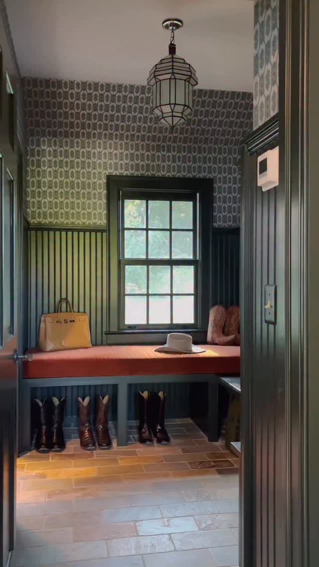 The handsome mudroom at Longfield. A cozy project in NJ for a couple of Texans.
.
.
.
.
.
#fall #mudroom #longfield #njdesigner #houstondesigner #houstoninteriordesigner #houstoninteriordesign #mudroomdesign #wallpaper #texans #greenmudroom #masculinehome #masculinedesign