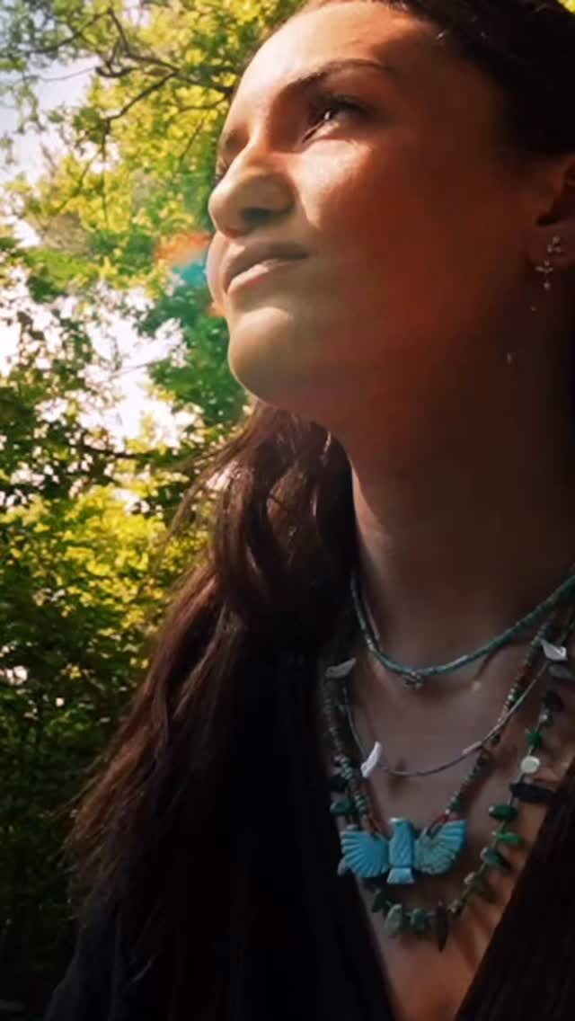 🪶 Le vent murmure,
la terre respire,
la femme devient totem
La turquoise, pierre du voyage et de la lumière,
relie le cœur au souffle du monde
🪶 The wind whispers,
the earth breathes,
the woman becomes a totem
Turquoise, stone of journey and light,
connects the heart to the breath of the world
Schade Jewellery – talismans of the free spirit.
•
•
@sarahchikar
@yasminsanse
•
•
•
•
•
#bijoux #amerindien #natur #bijouxfemme #stylebohème #boho #bohoaddict #turquoise #hippiechic #faitmains #goldjewelry #fashiondetails #modefemme #accessoires #bohochic #slowfashion #schadejewellery #handmadejewelry #paris #montmartreparis