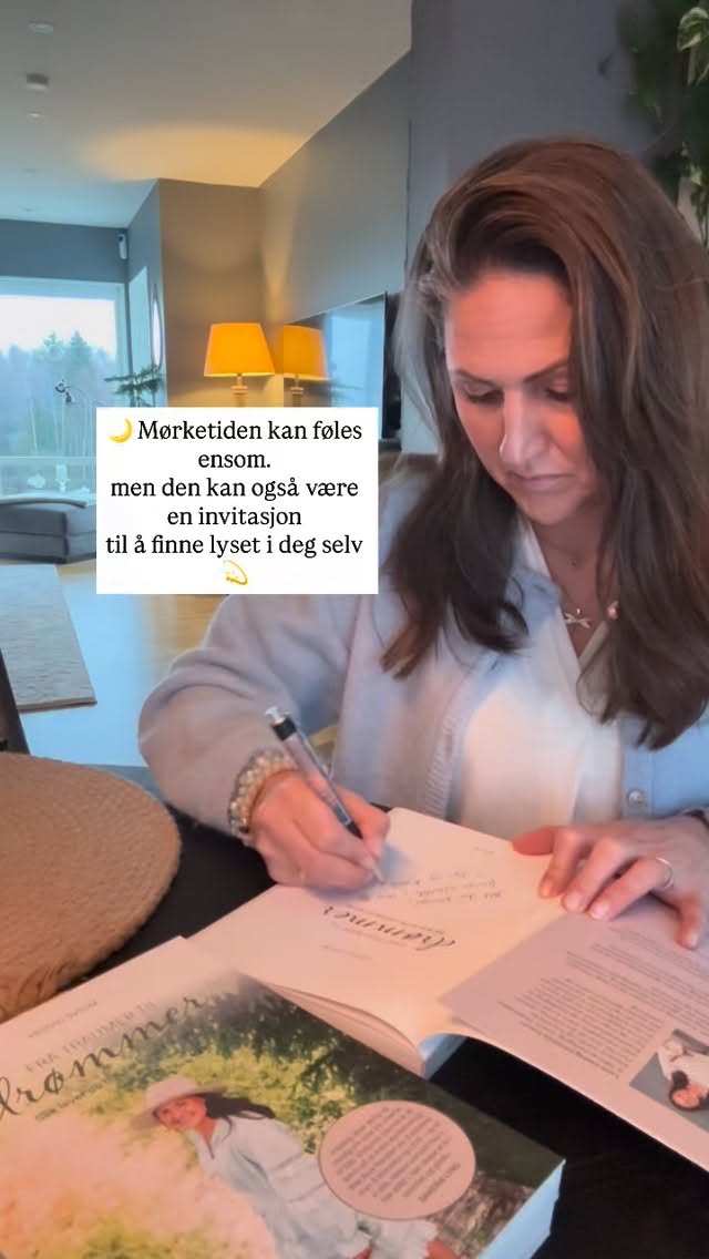 Når mørket faller — finn lyset i deg selv 🌙
November. Stillheten senker seg.
Lyset forsvinner tidligere, og mange kjenner det samme inni seg.
En følelse av tyngde. Ensomhet. Mangel på mening.
Men mørket er ikke her for å knekke deg – det er her for å vise deg hvor ditt eget lys bor.
💛
Da jeg skrev Fra traumer til drømmer,
var det nettopp i denne overgangen mellom mørke og lys jeg lærte:
at healing ikke handler om å bli “ferdig”,
men om å bli venn med det som bor i deg.
Å møte skyggene med varme, ikke dom.
Å tørre å være med deg selv – også når det gjør vondt. 🌿
Kanskje denne mørketiden kan få bli starten på noe nytt for deg også?
Et møte med din indre bestevenn – den som alltid har vært der,
men som du kanskje har glemt å lytte til. 💫
✨ Fra traumer til drømmer er skrevet for deg som vil finne veien hjem –
til trygghet, til håp, til hjertet.
📚 Du finner boka i link i bio, og i bokhyllene hos Norli.
Gi deg selv en stille gave denne vinteren – tid, ro og heling. 💛 Ønsker du å ta en prat om din situasjon og din vei videre digitalt eller fysisk er du hjertelig velkommen til å se mer på mine tjenester og bestille en time hos meg på hedvigsveum.no 🙏💫♥️
💭 Refleksjonsspørsmål:
Hva i deg lengter etter å bli sett i mørket med omsorg og kjærlighet? ♥️🌙
#fratraumertildrømmer #hedvigsveum #indrehelingsreise #mørketid #selvkjærlighet #forfatterliv #noragencyforlag #drømmerblirvirkelighet #healingreise #lysitunnelsen #takknemlighet #frahjertet livsreise #selvutvikling #heling #bokglede #norcommunity #fotografelineikeworren #prosjektleder #nina_i-nor #redaktør #kristindelås #popcorndesign #tinaholt #norcommunity #norli