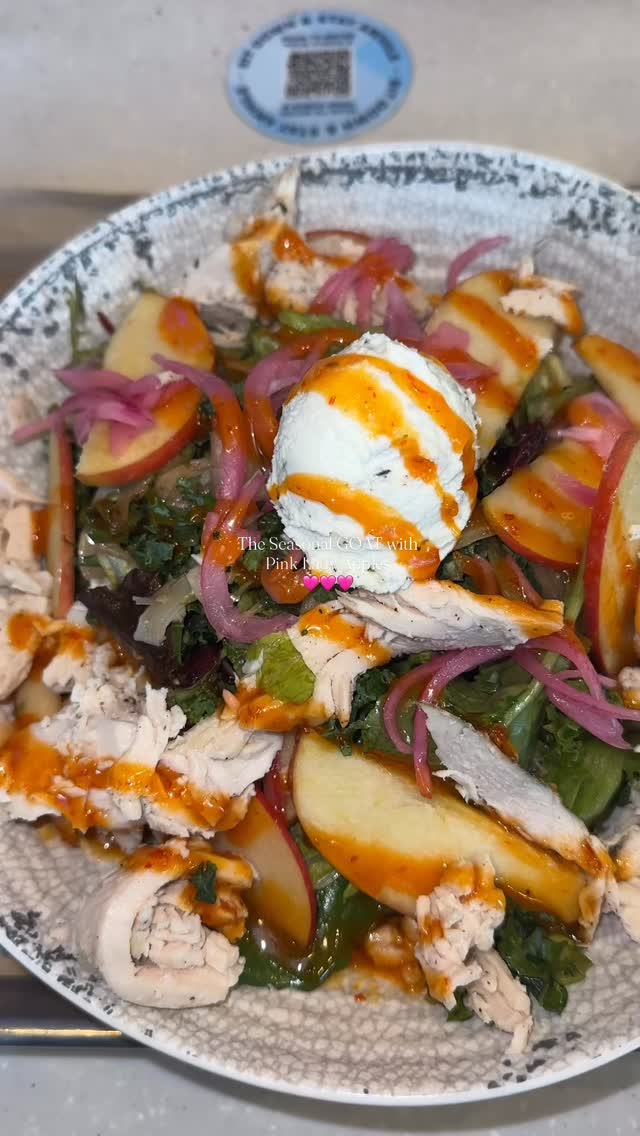 I tried this salad from @mendocinofarms last month and cannot stop craving it!! 🥗🩷 The goat cheese, pickled onion, and candied almonds are the best combo.
#chicagofood #chicago #lunch #chicagolunch #chicagoeats #chicagofoodie