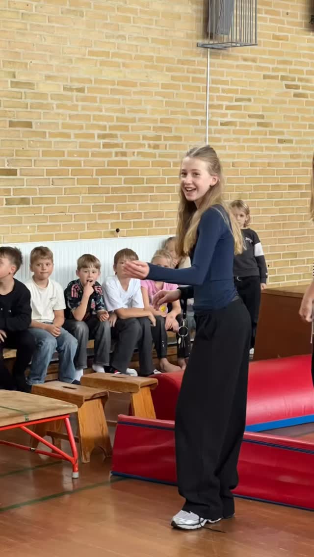 DER BLIVER LYTTET OG LEGET IGENNEM, når 6. klasse arrangerer legepatrulje for 2. og 3. klasse 😅
Legepatruljen er lige startet op, men hvis vi skal forudsige, hvordan det bliver fremover på baggrund af ‘premieren’, så bliver det helt genialt:
Både de store og de små havde nemlig en FEST på forhindringsbanen i gymnastiksalen 🎉
Vi ELSKER, når de ældre elever laver ting med de yngre elever 🥰
Det styrker fællesskabet blandt eleverne på kryds og tværs, de små spejler sig i de store, og de store lærer at tage ansvar 😃
Det er en ren fornøjelse, og vi er - som altid - pivstolte af jer alle sammen 😍
#Legepatrulje #6klasse #2klasse #3klasse #Forhindringsbane #Leg #Sjov #Fællesskab #Friskoleliv #Friskole #HerningFriskole #EtGodtStedAtLæreVæreOgVokse