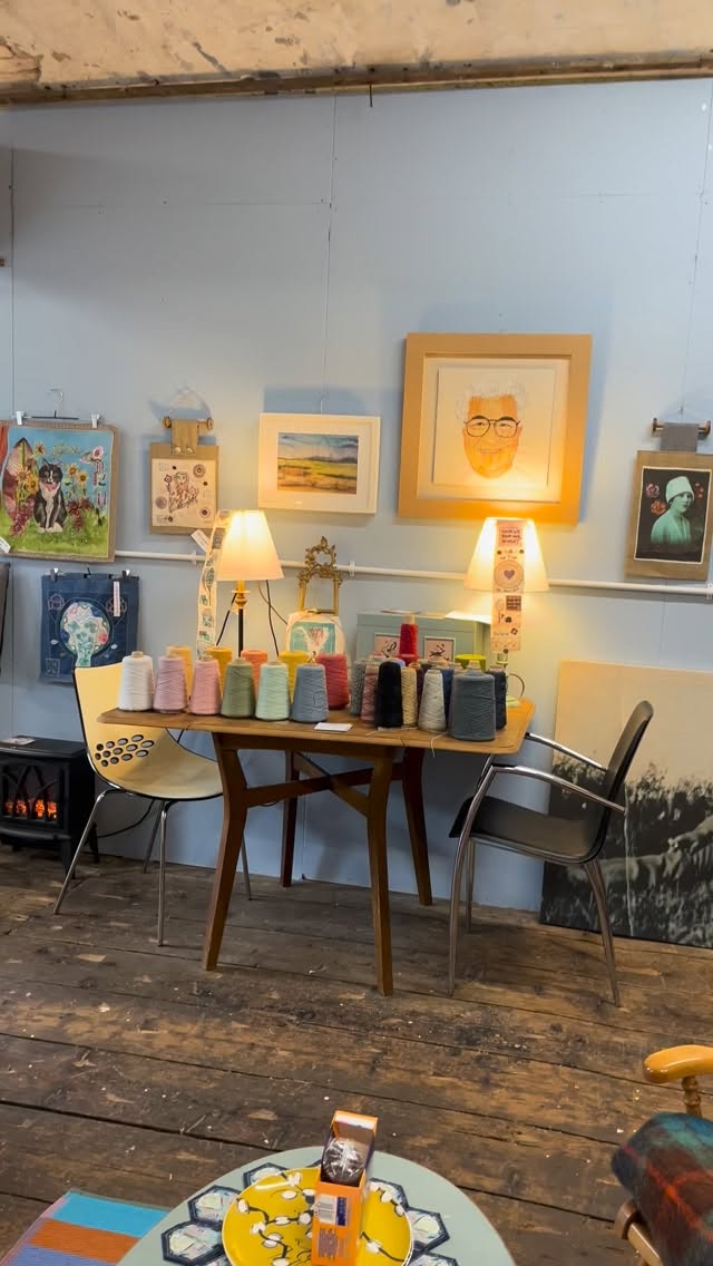 It's cosy in here today ❤️
#woodendmill #mossley #manchester #embroideryworkshop #littlehouseofvictoria