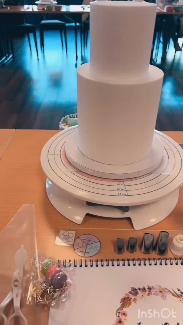 Ich durfte diesen tollen Kurs bei der lieben @luciacake215 and @danielsfoodworld machen. Es hat super viel Spaß gemacht und ich lieb das Ergebnis 😍
#cake #class #cakeinspiration #buttercream #koreanbuttercream #koreanstyle #koreanbuttercreamflower #flower #flowercake #bucketlist #konditormeisterin #cakes #torten #baddürrenberg #leipzig