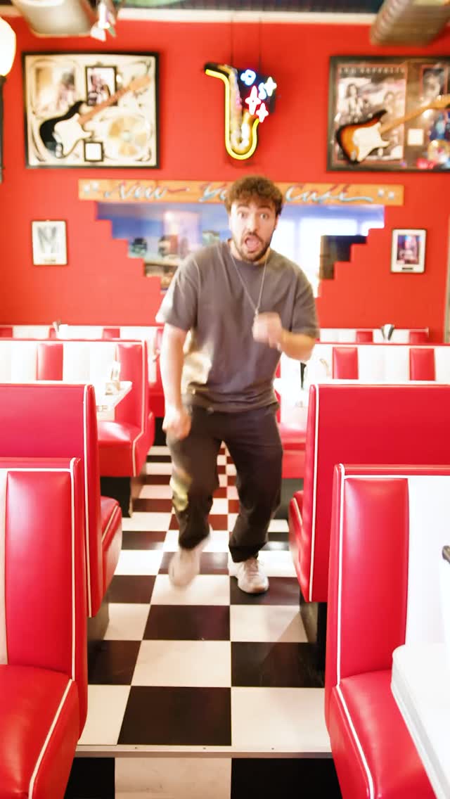 Wer wird an Silvester zuerst abstürzen? du oder dein Vorsatz? 🥂🔥
#newyorkcafe #party #silvester