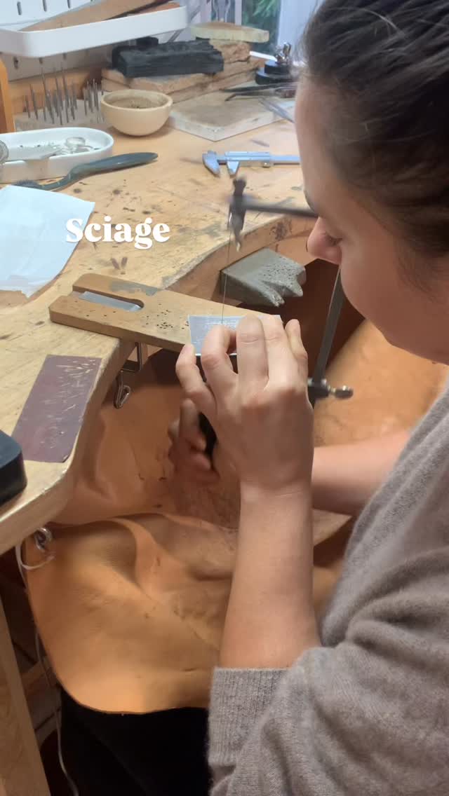 Reste jusqu’à la fin pour voir le métal prendre vie ✨
Découvre comment est façonné la Bague Hephaïstos ⚒️
Un bijou forgé à la main, né de la patience, du feu et de la lumière.
#BijouteriePauly #BagueHephaïstos #BijouxArtisanaux
#BijouxEnArgent #FaitMainEnFrance #ArtisanBijoutier
#CréationFrançaise #LaBaule #SavoirFaireArtisan
#SlowJewelry #HandmadeJewelry