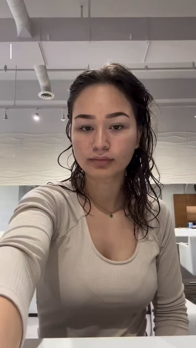 ✨Ever wonder how Rachael gets those perfectly bouncy, frizz-free curls? 👀💁♀️
She’s taking you behind the scenes, step by step, to show exactly how she diffuses for volume, shine, and definition that lasts for days. 🌪️💫
If you’ve been struggling to get your curls just right, you don’t have to figure it out alone.
👇 Book a blowout with Rachael or on of our curly girl specialists and let us walk you through how to style and care for your curls, so you can recreate that salon-perfect finish at home. ✨
#yqr #yqrhair #yqrhairstylist