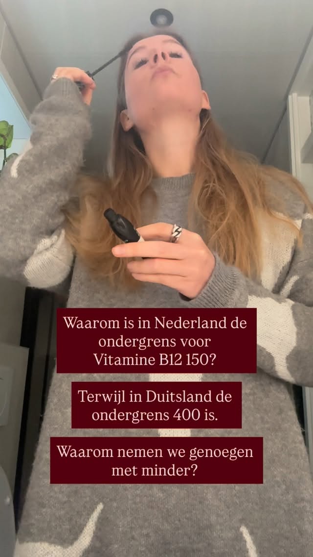 Als ik me ergens over kan verbazen (en irriteren) is het wel onze belachelijke referentie bloedwaarden in Nederland.
Met als mooi voorbeeld vitamine B12. Het verschil in hoe je je voelt bij 150 of 400 is echt enorm.
Waarom hebben we in Nederland de grens zoveel lager liggen als in Duitsland?!
Klachten door een te laag B12:
👉 Vermoeidheid / snel uitgeput zijn
👉 Kortademig bij inspanning
👉 Koude handen en voeten
👉 Tintelingen of doof gevoel in handen, voeten of gezicht
👉 Rusteloze benen / zenuwtrekjes
👉 Brain fog / moeite met concentreren
👉 Vergeetachtigheid
👉 Prikkelgevoeligheid voor geluid / prikkels
👉 Lage stemming of depressieve gevoelens
👉 Angst of paniekerig gevoel
👉 Langzamere schildklierwerking (traag metabolisme)
👉 Verergerde PMS / PMDD
👉 Verminderde eetlust of misselijkheid
👉 Laag Hb / ferritine of bloedarmoede die niet goed verbetert met ijzer
👉 Hartkloppingen of verhoogde hartslag bij inspanning of stress
Als je een te laag B12 hebt kan je direct naar een potje grijpen.. maar slimmer is om eerst even opzoek te gaan naar de oorzaak.
Je hoeft niet forever een pilletje slikken, als de oorzaak helder is en je die kan oplossen.
Heb je de oorzaak? Dan kan je dan wel tijdelijk een goed opneembare B12 slikken; in de juiste vorm!! Want daar zit veel verschil in.
Oorzaken kunnen zijn:
- te weinig maagzuur
- Mthfr gen mutatie (moeite met foliumzuur essentieel voor B12 en je krijgt via de huisarts de verkeerde!)
- vegetarisch / vegan eetpatroon
Wil je je vitamine B12 boosten? Reageer of DM “Vitamine B12” dan stuur ik je uitgebreide info toe 💕