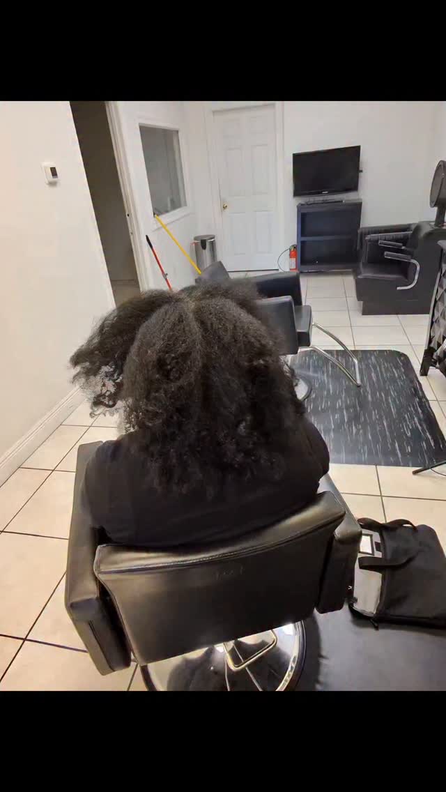 Sisterlocks establishment; parting is the most important part and it takes time. Let's get started...
#sisterlocks #locjourney #sisterlocksmobileal #womenwithlocsrock #microlocs #sisterlockspensacolafl