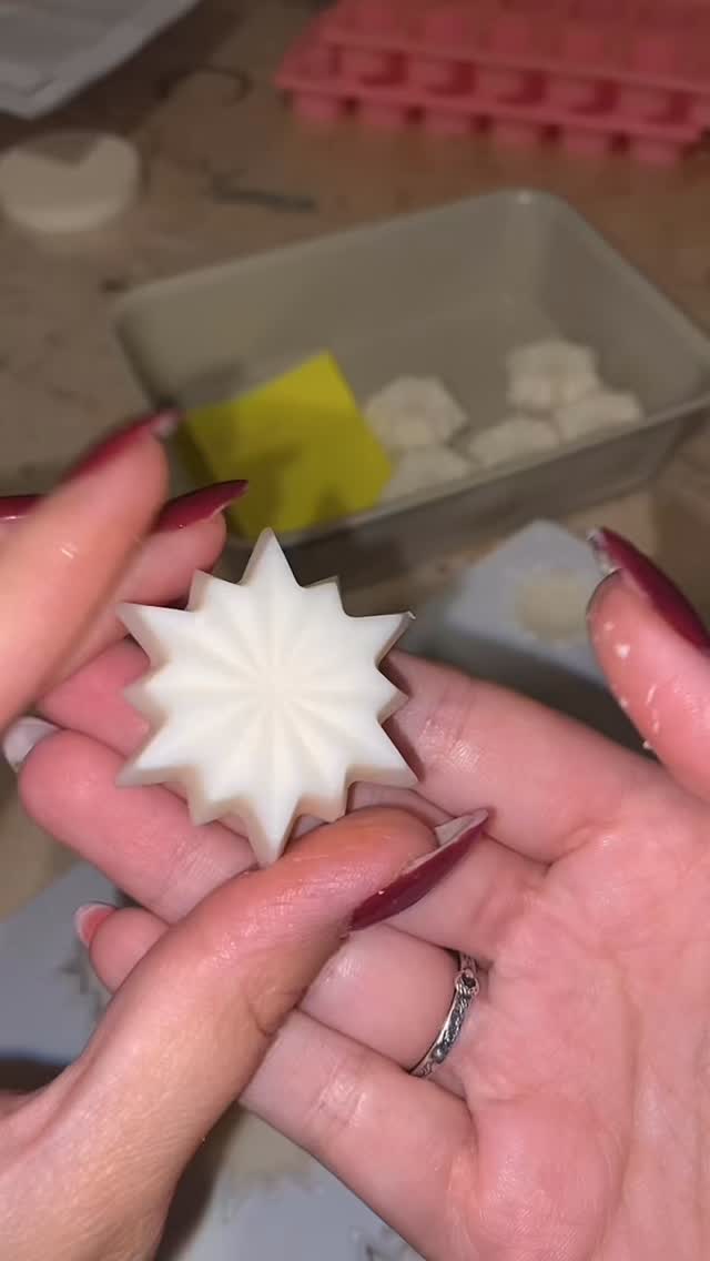 — HO HO HO ! 🎅🏽
Qui a hâte de découvrir les odeurs de son calendrier ? 👀
Il me semble que cette petite étoile blanche, sera la case numéro 19 ✨
Un BANGER de l’année dernière, que je ressors bien évidemment cette année tant vous l’aviez aimé ! 🫶🏼
Alors, t’as deviné l’odeur ? ❄️
#fondants #fondantsparfumés #parfumsdegrasse #calendrierdelavent #fondantavent #calendrier #waitforxmas #waitingforchristmas #christmas #xmas #miam #yummy #smellit #artisanat #artisanatfrancais #moselle #lorraine #metz #talange