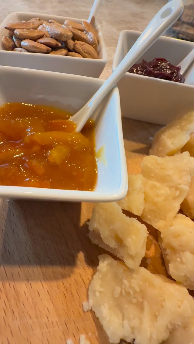 Våra högkvalitativa produkter är perfekta för att förbereda utmärkta tallrikar och aperitifer som ska avnjutas i sällskap 🧀🍴
#bonalumifam #italianfood #aperitivo