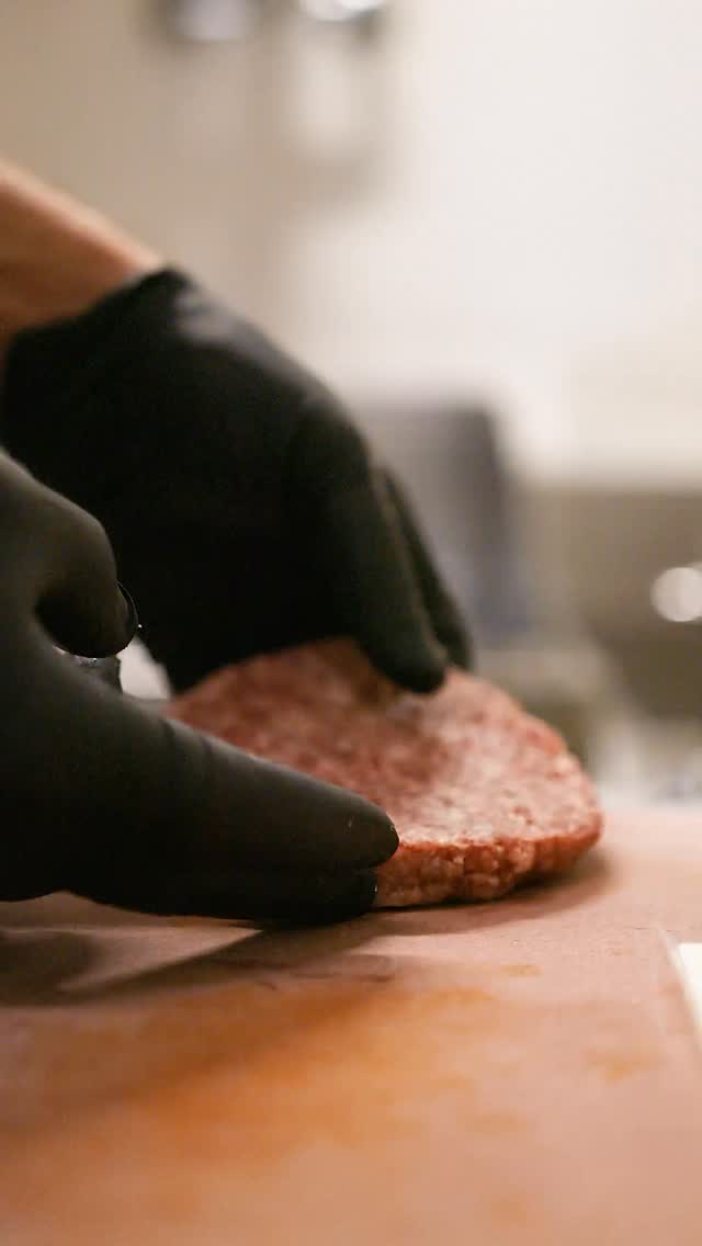 Wenn Genuss einen Namen hätte, wäre es dieser Burger🔥
Wie würdest du diesen Burger taufen?🍔🧐
#newyorkcafe #burger #foodspot