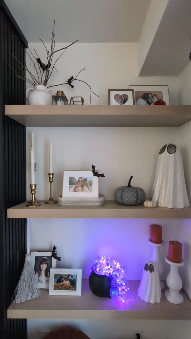 The pumpkins barely had time to say goodbye before the garland came out 😂
We’re officially trading skeletons for sparkles, and I’m not mad about it ✨
#HolidayTransition #NovemberMood #FestiveFeels