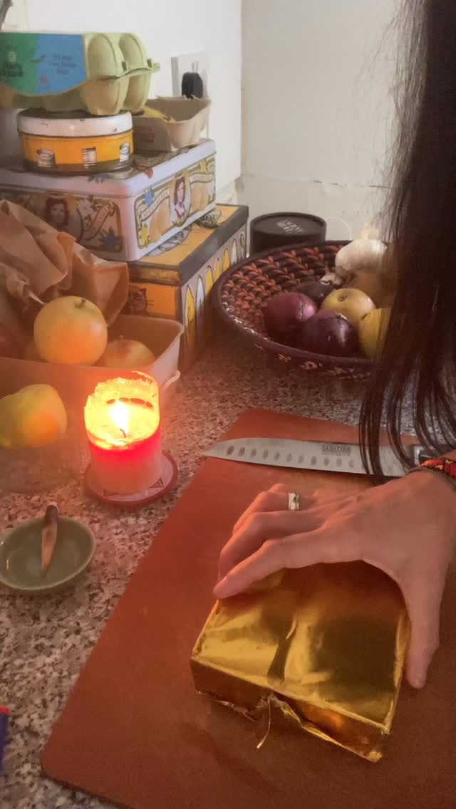 Sharing thoughts and intentions for the singing circle this evening, Cliffe Hall, Lewes, 6.30. Link in bio!
#singer #music #voice #singing #love #spirituality #heart #musician #healing #cacao