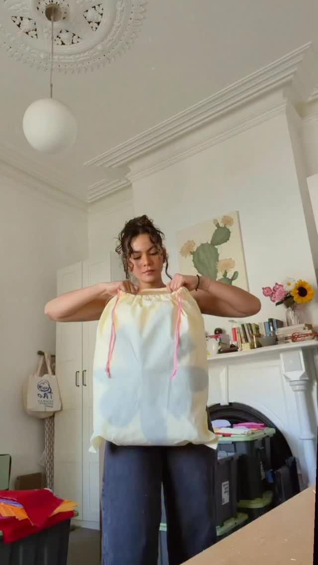 Giant hanging Florita🌷
Finally perfected my giant hanging flowers for a very special project coming soon :)
#giantpaperflowers #gianthangingflowers #crepepaperflowers #floritastudio