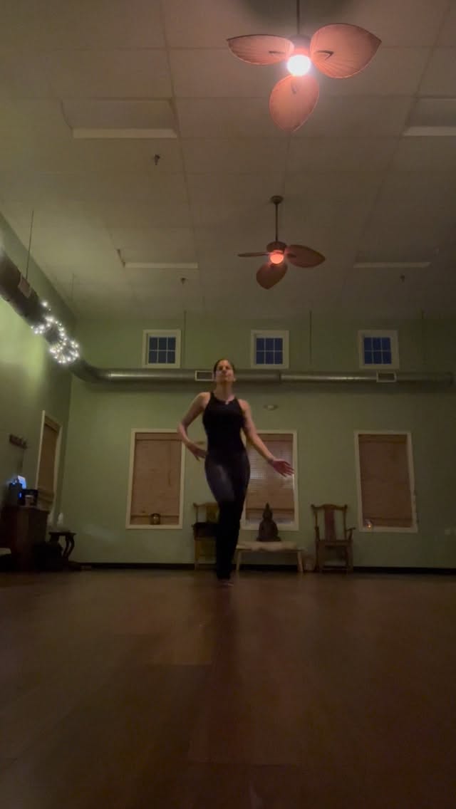 Bring It. Next two Wednesdays are your final chance to drop into my fierce Contemporary Fusion #danceclass @theumbrellaarts in Concord, 6:30 PM-8 PM. I hope to #dance with you soon! 💃beBE https://theumbrellaarts.org/class/fall-adults-contemporary-fusion
Music: “End of Summer” by Tame Impala
#danceteacher #dancer #dance #choreographer #athlete #artist #livingconcord #choreography #rawartists #jazzdance #contemporaryfusiondance #adultdanceclasses #community #dancechallenge #balletdance #adultdance #beginnerdance