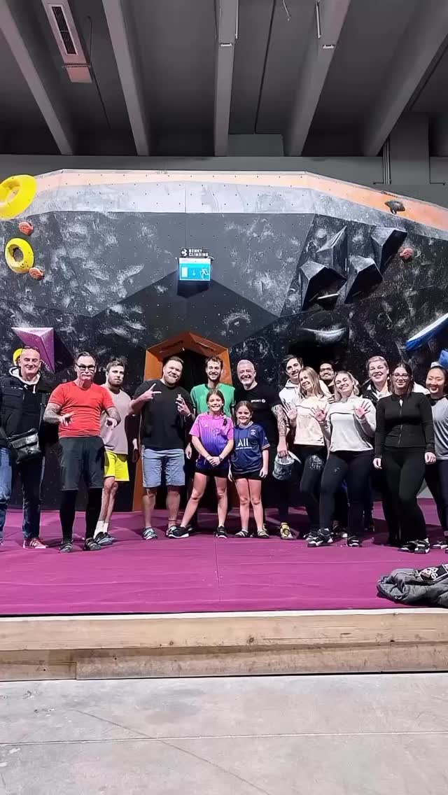 Heute war wieder ein richtig schöner Tag.
Bouldern, lachen, Spaß haben, einfach gute Zeit mit tollen Leuten. Danke euch, ihr seid klasse. @hormoz_66 @gracie_jiujitsu_dus #family #düsseldorf #verein #spaß #familie #kletterhalle #boulderhalle @duesseldorf.einstein.boulder