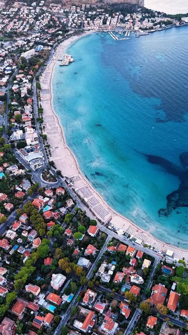 🇬🇧 Autumn sunset in Mondello… pure magic on the sea!
Relax, stunning colors, and that peace only the sea can give. 🌊✨
Video by @markus.spatola
🇮🇹 Tramonto d’autunno a Mondello… magia sul mare!
Relax, colori incredibili e quella pace che solo il mare sa regalare. 🌊✨
Video di @markus.spatola
#Mondello #Sunset #Sicily #SeaVibes #SicilyBlueDream
