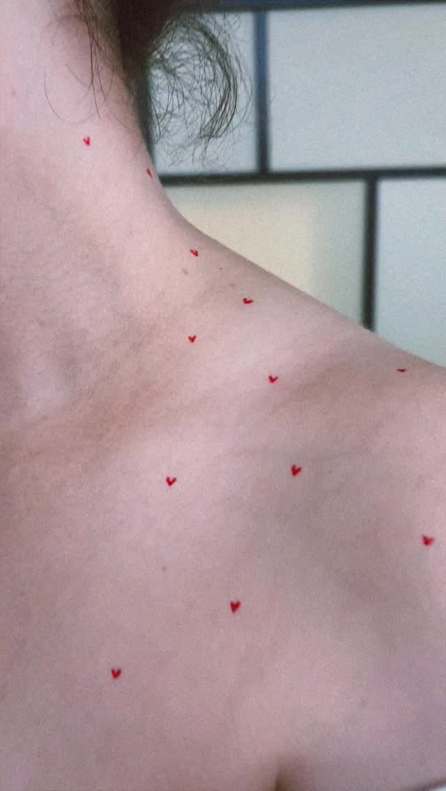 Inspiração de tatuagem delicada: mini corações 💕 Gostou da ideia? Manda uma mensagem para marcar a tua!