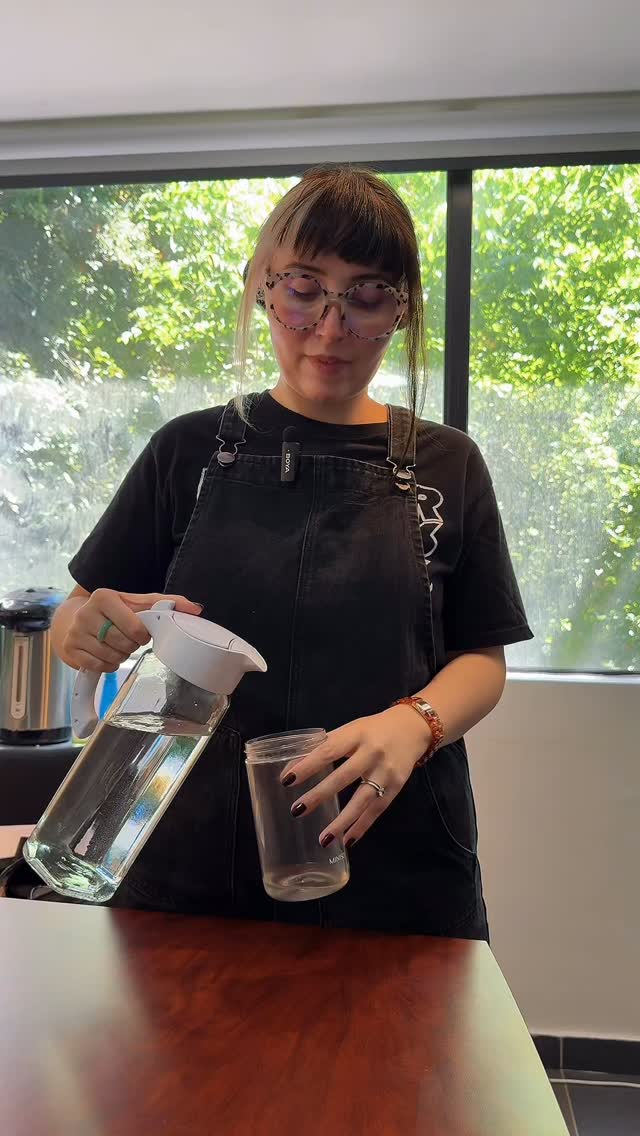 ¿Sabías que mantener una buena hidratación impacta directamente en tu bienestar físico y emocional? 💦
En este video, nuestra nutricionista Tania Espinoza te explica por qué el agua es fundamental para el funcionamiento del cuerpo y cómo ciertos productos pueden hidratarte o, por el contrario, deshidratarte.
Pequeños hábitos, como elegir bien tus líquidos y escuchar las señales de tu cuerpo, pueden marcar una gran diferencia en tu salud integral 🌿
✨ Empieza hoy a cuidar de ti, desde lo más simple.
📲 Agenda tu asesoría y da el primer paso hacia tu bienestar.
#Hanami #NutriciónConsciente #BienestarIntegral #Salud #Hidratación #Autocuidado