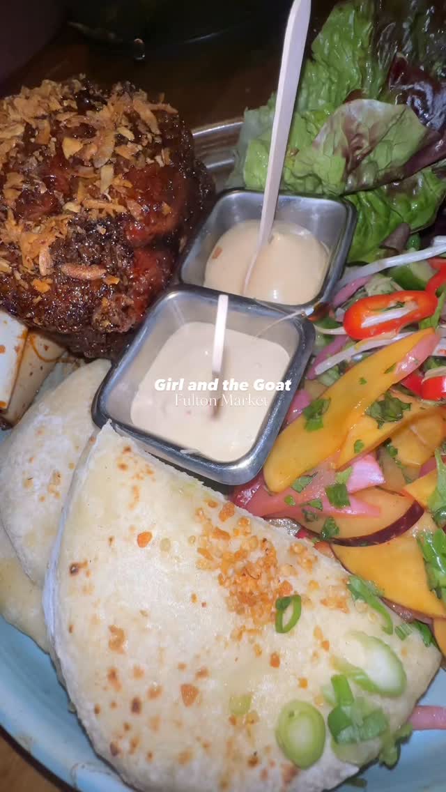 Made my way back to one of the Chicago staple restaurants @girl.and.the.goat 🤩 My favorite dishes were:
- Pita and Dips
- Chickpea Fritters
- Sticky Glazed Pork Shank
#chicagofood #chicago #chicagorestaurants #chicagofoodie #chicagodinner #chicagoeats