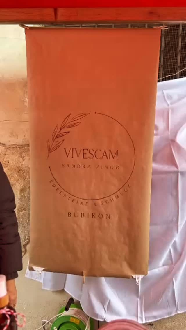 Trotz Regen: ein Tag voller Wärme, Begegnungen und Dankbarkeit.
Der Weihnachtsmarkt im Ritterhaus Bubikon gehört für mich jedes Jahr zu den schönsten – und auch gestern war er wieder etwas ganz Besonderes. So viele Besucher, so viele liebe Worte, so viel Freude an meinen Schmuckstücken, Edelsteinkerzen und Badesalzkugeln.
Falls du gestern nicht dabei sein konntest:
Im Vivescam Atelier findest du weiterhin viele handgemachte Geschenkideen – glitzernd, persönlich und bereit, verschenkt zu werden.
Ich freue mich auf deinen Besuch.
#vivescam #edelsteinschmuck #weihnachtsmarkt #ritterhausbubikon #glitzerndemomente #handmadeinswitzerland #bubikon #geschenkideen #schmuckliebe #feinegeschenke #ateliermomente
#duftkerzen