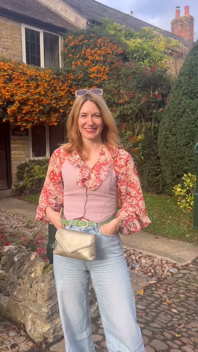 FRIDAY COUNTDOWN 🎤✨✨
The day is nearly here for my gig with the oh so fabulous Alina Jazz Collective @alina_orchestra at @stantonburytheatre
If you haven’t already there is still time to buy your tickets (link in my bio) or you can buy at the door on the day.
We can’t wait to see you this coming Friday for a night filled with beautiful music and joy.
Sarah x
.
.
.
.
.
.
.
#sarahjonesjazz #jazzsinger #jazzvocalist #singer #livemusic #jazzmusic #jazzmusician #alinajazzcollective #gigalert #finalcountdown #stantonburytheatre #miltonkeynesmusic #miltonkeynesbusiness #miltonkeynes