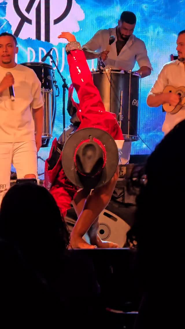 Que energia! 🎩♥️ One of our all time show favourites, this one featuring the incredible @dandanfirmo on stage with our ensemble. 🇧🇷🇦🇺