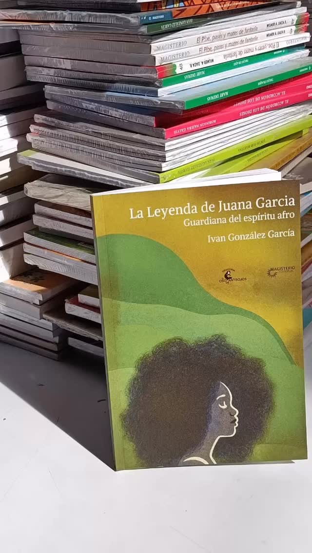 🖤🪮LA LEYENDA DE JUANA GARCÍA, GUARDIANA DEL ESPÍRITU AFRO🪮🖤
✍🏾El escritor cartagenero Iván González García presenta hoy, a las 4:00 de la tarde, en la librería María Mercedes Carranza de Bogotá (Cra 15 N.108-05) esta poderosa historia.
👌🏼#recomendadísimaaa
✅Guarda una historia que late con fuerza desde las entrañas del Caribe hasta los silencios helados de los cerros bogotanos.
Resaltamos:
📝Su prosa cargada de lirismo y poder.
⏳Novela histórica
🙍🏽♀️Rescata del olvido a una mujer negra que desafió a la Inquisición no con armas, sino con sabiduría ancestral, dignidad y resistencia.
⛓️💥Esta novela no solo narra una historia de opresión, sino también una epopeya de resistencia femenina y afrodescendiente. Juana no fue víctima, fue símbolo: una bruja que no se quemó, sino que ardió en memoria, convirtiéndose en mito viviente.
@ivan.g.garcia.129 ⛓️💥❤️
🌟Lectura imprescindible para quienes buscan una narrativa vibrante, profunda y decididamente reparadora.
#martesderecomendarlibrosenlachaza
#ivángonzález #laleyendadejuanagarcía #relatos #lachazaliteraria