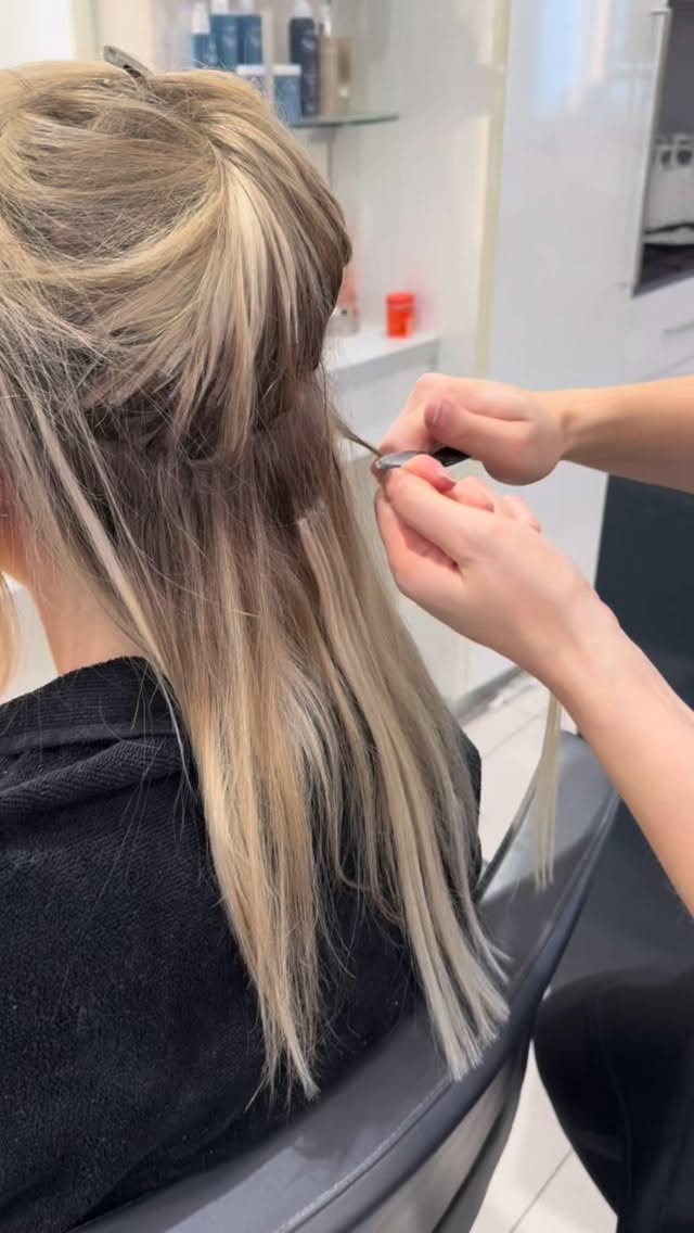 💫 Heute nehmen wir euch mit in einen Moment, der sonst nur im Salon passiert!
In diesem Video könnt ihr zuschauen, wie wir mit den hochwertigen Extensions von Great Lengths arbeiten – präzise, sanft und mit ganz viel Leidenschaft für schönes Haar. ✨
Extensions sind für uns mehr als nur zusätzliche Länge: Sie schenken Fülle, Ausdruck und oft auch ein neues Lebensgefühl. Jede Strähne wird sorgfältig angepasst, damit das Ergebnis nicht nur perfekt aussieht, sondern sich auch vollkommen natürlich anfühlt. 💁♀️💛
Es macht uns unglaublich stolz, eure persönlichen Hair Dreams wahr werden zu lassen – Schritt für Schritt, Strähne für Strähne. ✂️💫
@greatlengths_official
#GreatLengths #Extensions #SalonMoments #HairGoals #BehindTheScenes