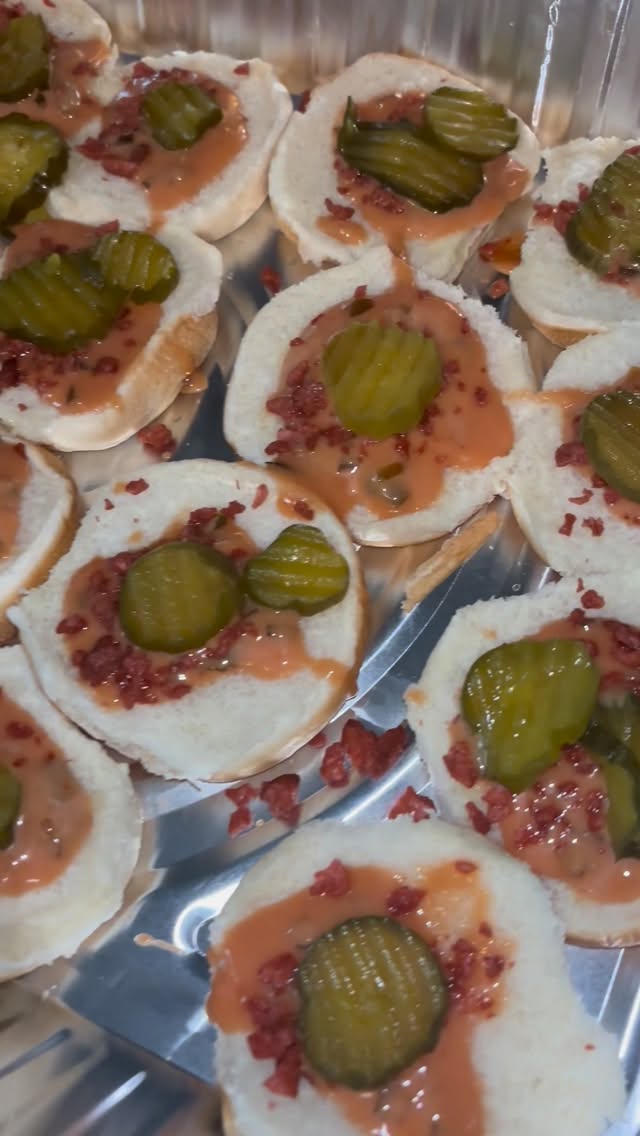 Bacon cheeseburgers with my special sauce are a top seller on my catering menu! Topped with shredded lettuce and pickles, vegan bacon, cheese, my homemade special sauce! Perfect appetizer for your next event!! Click the link in my bio to
see the full catering menu!
#veganeatswithbri
#veganeats
#specialsauce
#burger
#veganfood
#rvacatering
#vegancatering
#richmondfood
#veganburgers
#homemadefood
#rvavegans
#rvavegetarians