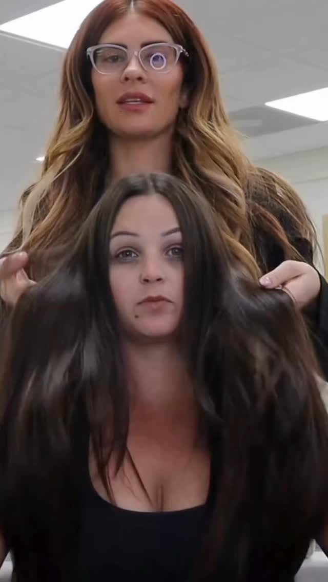 You’d never guess this is just one row 👀
I used two different weft colors to add natural dimension and fullness, perfect for my brunette girlies who want that subtle “something different” without going lighter.
💫 Sewn extensions = volume + blend without the bulk.