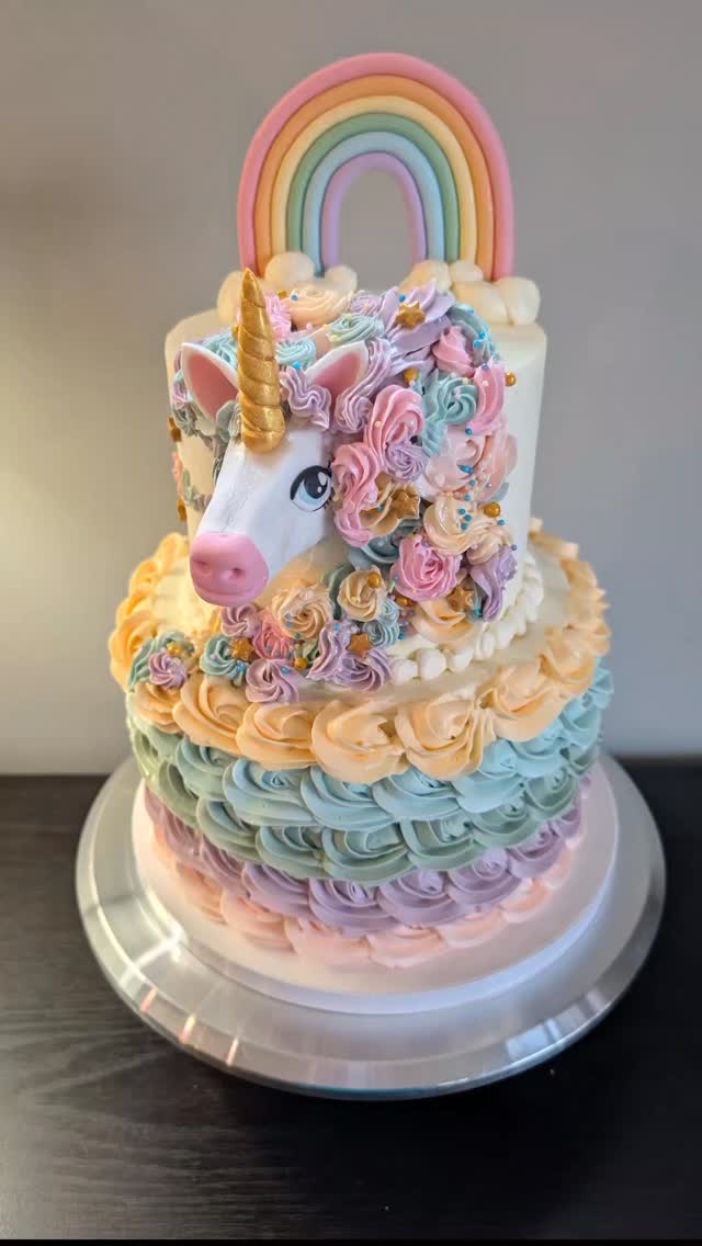 Happy Monday ✨ I hope you had a magical weekend 🦄
This two tiered cake was full of surprises inside, with rainbow layers of cake and sprinkles in the top tier.
#unicorncake #unicorn #magical #birthdaycake #birthdaygirl🎉 #happybirthday #cakesforkids #cakesofinstagram #cakeartist #cakedecorating #homebaker #homemadewithlove #homebakery #rachelbakescakes